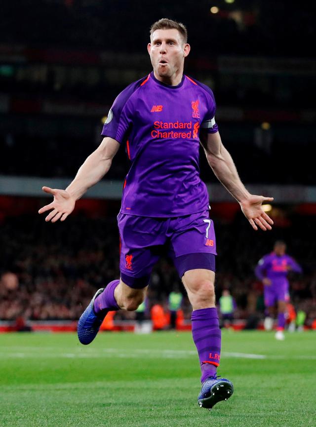 [中超]法比奥头球击中横梁 皮球反弹进入网窝